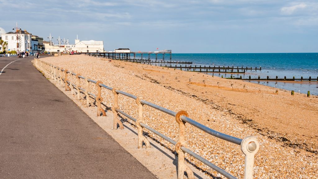 a photograph of a sunny day at the beach of Bognor Regis, West Sussex, England, United Kingdom